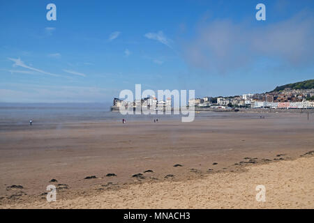 Weston-super-Mare, Großbritannien. 15 Mai, 2018. UK Wetter: Nebel treibt weg zum Meer und über den Strand auf einem meist sonnigen Tag. Keith Ramsey/Alamy leben Nachrichten Stockfoto