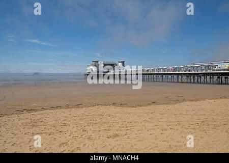 Weston-super-Mare, Großbritannien. 15 Mai, 2018. UK Wetter: Nebel treibt weg zum Meer und über den Strand auf einem meist sonnigen Tag. Keith Ramsey/Alamy leben Nachrichten Stockfoto