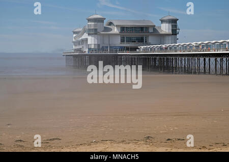 Weston-super-Mare, Großbritannien. 15 Mai, 2018. UK Wetter: Nebel treibt weg zum Meer und über den Strand auf einem meist sonnigen Tag. Keith Ramsey/Alamy leben Nachrichten Stockfoto