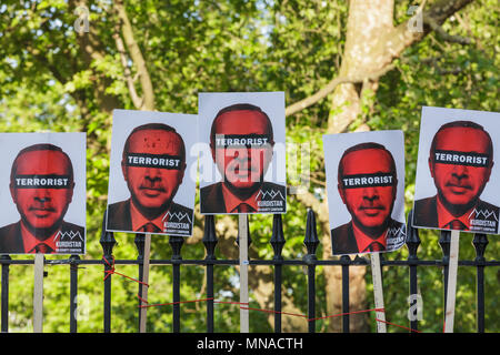 Downing Street, London, 15. Mai 2018. Verworfen, Plakate, türkischen Präsidenten Erdogan, eine "Terroristen", stellte gegenüber der Downing Street in Westminster durch die Kurdistan Kampagne der Solidarität nach einem früheren Rallye. Credit: Imageplotter Nachrichten und Sport/Alamy leben Nachrichten Stockfoto