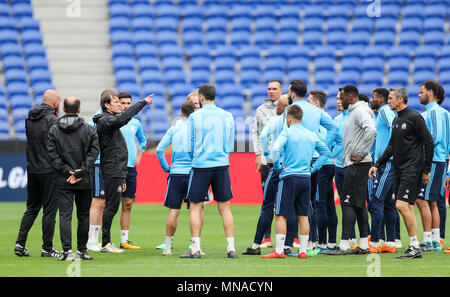 15. Mai 2018, Frankreich, Lyon: Fußball, Europa League, final Training, Olympique Marseille in der groupama Stadion. Olympique Marseille Head Coach Rudi Garcia (3. von links) im Gespräch mit seinen Spielern vor dem abschließenden Training. Olympique Marseille und Atletico Madrid stehen sich am 16. Mai. Foto: Jan Woitas/dpa-Zentralbild/dpa Stockfoto