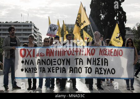 Athen, Griechenland. 15. Mai 2018. Demonstrationen halten Fahnen und Banner während der Rallye. Kundgebung gegen die Abstimmung über den Entwurf eines Gesetzes über die Gewährung von Asyl vor dem griechischen Parlament. Credit: SOPA Images Limited/Alamy leben Nachrichten Stockfoto