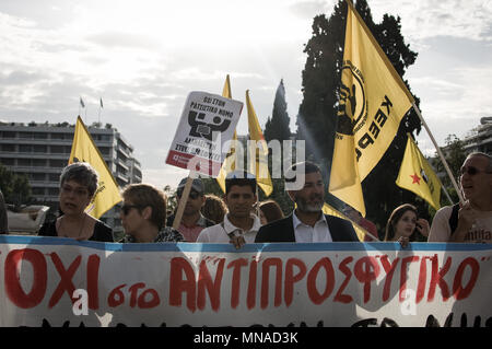 Athen, Griechenland. 15. Mai 2018. Demonstrationen halten Fahnen und Banner während der Rallye. Kundgebung gegen die Abstimmung über den Entwurf eines Gesetzes über die Gewährung von Asyl vor dem griechischen Parlament. Credit: SOPA Images Limited/Alamy leben Nachrichten Stockfoto