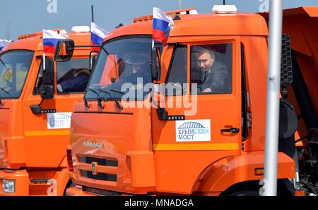 Taman, Kertsch, Russland. 15. Mai 2018. Der russische Präsident Wladimir Putin steigt hinter das Lenkrad eines Kamaz Dump Truck während der Eröffnungsfeier für die Krim-Brücke der Autobahn 15 Mai, in Taman, Kertsch, Russland 2018. Putin fuhr das Führen des Fahrzeugs in einem Baumaschinen Konvoi Kennzeichnung der Einweihung des. (Russische Vorsitz über Planetpix) Credit: Planetpix/Alamy leben Nachrichten Stockfoto