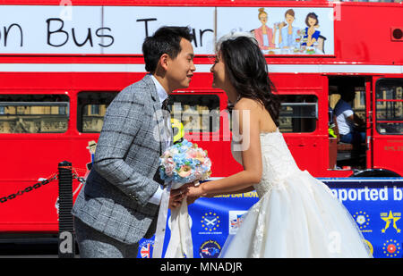 Westminster, London, 15. Mai 2018. Eine Asiatische Paare haben das Gebiet gegenüber dem berühmten Palast von Westminster als Standort für Hochzeit Fotos ausgewählt, auf einem wunderschön sonnigen Tag mit blauen Himmel in London. Credit: Imageplotter Nachrichten und Sport/Alamy leben Nachrichten Stockfoto