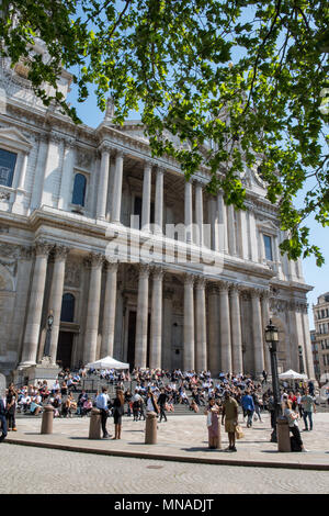 London, Großbritannien. 15 Mai, 2018. Der schöne Mai Sonnenschein weiter Arbeitern und Genießen Sie Ihre Mittagspause außerhalb im späten Frühling Sonnenschein unter einem blauen Himmel. Sommer Sonnenschein in der Hauptstadt und die in der City arbeiten, die von der herrlichen Wetter unter blauem Himmel. Quelle: Steve Hawkins Fotografie/Alamy leben Nachrichten Stockfoto