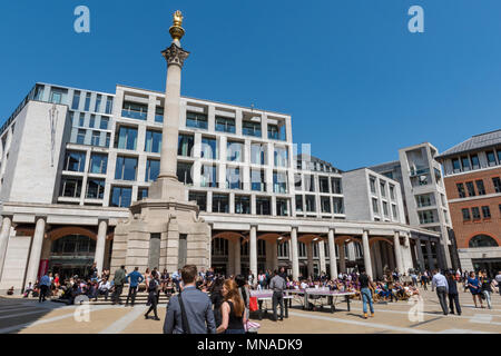 London, Großbritannien. 15 Mai, 2018. Der schöne Mai Sonnenschein weiter Arbeitern und Genießen Sie Ihre Mittagspause außerhalb im späten Frühling Sonnenschein unter einem blauen Himmel. Sommer Sonnenschein in der Hauptstadt und die in der City arbeiten, die von der herrlichen Wetter unter blauem Himmel. Quelle: Steve Hawkins Fotografie/Alamy leben Nachrichten Stockfoto