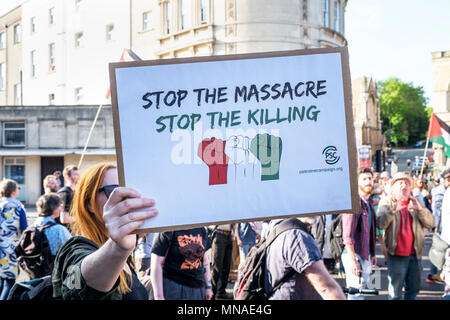 Bristol, UK. 15 Mai, 2018. Eine Pro-Palestinian Unterstützer hält ein Plakat eine kleine Gruppe der Pro-Israel Unterstützer der israelischen Flagge, wie Sie Pro-Palestinian Demonstranten, die in einem Protestzug durch Bristol ihre Solidarität mit dem palästinensischen Volk zu zeigen zu begegnen versuchen. Der Demonstrationszug und Kundgebung statt, die es den Menschen ermöglichen, ihre Unterstützung und Solidarität mit dem palästinensischen Volk zu zeigen, nach 70 Jahren der Nakba und über die jüngsten Aktionen Israels in Gaza zu protestieren. Credit: lynchpics/Alamy leben Nachrichten Stockfoto