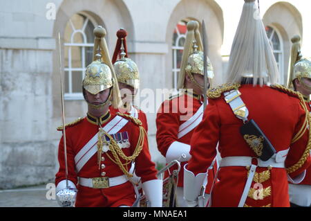 Der 4 Uhr Demontage Zeremonie auf Horse Guards Parade ist jeden Tag an 365 Tagen im Jahr. Die Königinnen, die Rettungsschwimmer haben auf Horse Guards Parade seit der Restaurierung König Charles II. im Jahre 1660. Die Königinnen Life Guards ist einer von zwei älteren Household Cavalry Regiment. Wenn die Queen ist in Residence am Buckingham Palace, der Guard besteht aus einem Offizier, ein Corporal Major, zwei Unteroffizieren, einem Trompeter und Zehn troopers. Dies ist wie der lange Guard bekannt Stockfoto