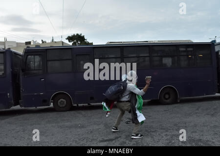 Athen, Griechenland. 15. Mai 2018. Die Demonstranten werfen Steine auf der Israelischen Botschaft zu denunzieren, das Blutvergießen im Gaza-streifen Grenze in Athen, Griechenland. Credit: Nicolas Koutsokostas/Alamy Leben Nachrichten. Stockfoto