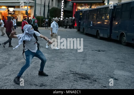 Athen, Griechenland. 15. Mai 2018. Die Demonstranten werfen Steine auf der Israelischen Botschaft zu denunzieren, das Blutvergießen im Gaza-streifen Grenze in Athen, Griechenland. Credit: Nicolas Koutsokostas/Alamy Leben Nachrichten. Stockfoto