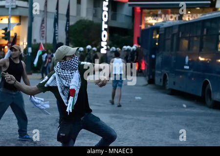 Athen, Griechenland. 15. Mai 2018. Die Demonstranten werfen Steine auf der Israelischen Botschaft zu denunzieren, das Blutvergießen im Gaza-streifen Grenze in Athen, Griechenland. Credit: Nicolas Koutsokostas/Alamy Leben Nachrichten. Stockfoto