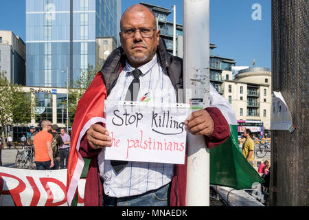 Bristol, UK. 15 Mai, 2018. Sam aus Gaza wird dargestellt mit einem Plakat, kurz bevor er spricht zu der Volksmenge vor ein Protestzug durch Bristol. Der Demonstrationszug und Kundgebung statt, die es den Menschen ermöglichen, ihre Unterstützung und Solidarität mit dem palästinensischen Volk zu zeigen, nach 70 Jahren der Nakba und über die jüngsten Aktionen Israels in Gaza zu protestieren. Stockfoto