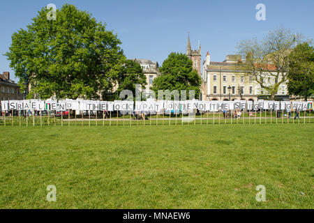 Bristol, UK. 15 Mai, 2018. Eine Kunstinstallation aus 70 Plakate - eine für jedes Jahr seit dem Beginn des Krieges wurde außerhalb der Stadt Halle vor einem Pro-Palestinian Protestzug durch Bristol vorgestellt. Die Pro-Palestinian Protests März abgehalten wurde, damit die Menschen ihre Unterstützung und Solidarität mit dem palästinensischen Volk zu zeigen, nach 70 Jahren der Nakba und über die jüngsten Aktionen Israels in Gaza zu protestieren. Credit: lynchpics/Alamy leben Nachrichten Stockfoto