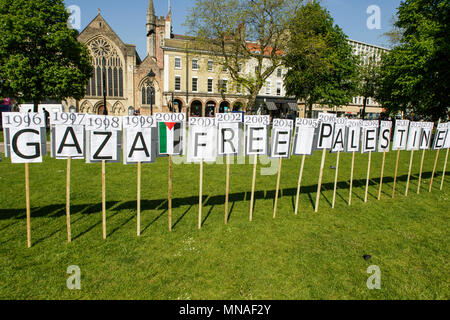 Bristol, UK. 15 Mai, 2018. Eine Kunstinstallation aus 70 Plakate - eine für jedes Jahr seit dem Beginn des Krieges wurde außerhalb der Stadt Halle vor einem Pro-Palestinian Protestzug durch Bristol vorgestellt. Die Pro-Palestinian Protests März abgehalten wurde, damit die Menschen ihre Unterstützung und Solidarität mit dem palästinensischen Volk zu zeigen, nach 70 Jahren der Nakba und über die jüngsten Aktionen Israels in Gaza zu protestieren. Credit: lynchpics/Alamy leben Nachrichten Stockfoto