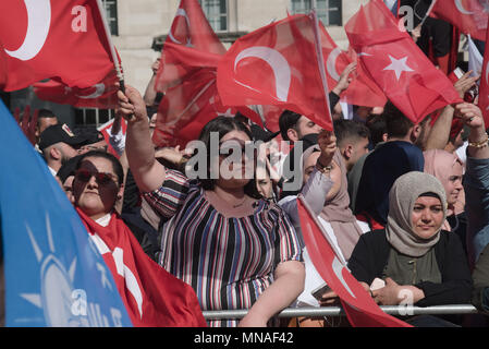 London, Großbritannien. 15. Mai 2018. Hunderte von Pro-Turkeys füllt Whitehall mit rot-rote Flaggen mit der Türkei Erdogan die Türkei Präsident Downing Street mit schweren Polizei wachen am 15. Mai 2018, London, UK herzlich willkommen. Credit: Siehe Li/Alamy leben Nachrichten Stockfoto