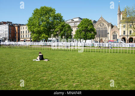 Bristol, UK. 15 Mai, 2018. Eine Kunstinstallation aus 70 Plakate - eine für jedes Jahr seit dem Beginn des Krieges wurde außerhalb der Stadt Halle vor einem Pro-Palestinian Protestzug durch Bristol vorgestellt. Die Pro-Palestinian Protests März abgehalten wurde, damit die Menschen ihre Unterstützung und Solidarität mit dem palästinensischen Volk zu zeigen, nach 70 Jahren der Nakba und über die jüngsten Aktionen Israels in Gaza zu protestieren. Credit: lynchpics/Alamy leben Nachrichten Stockfoto