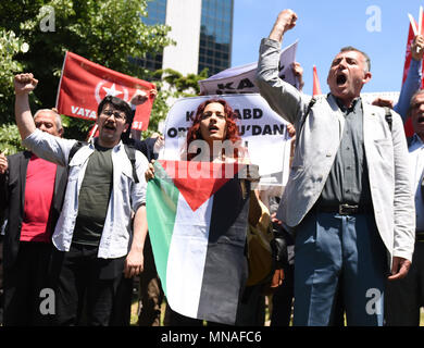 Istanbul, Türkei. 15 Mai, 2018. Protest vor dem israelischen Konsulat in Istanbul, Türkei, am 15. Mai 2018. Proteste waren in einigen Teilen der Türkei am Dienstag über die Tötung von mindestens 61 Palästinenser durch israelische Streitkräfte organisiert während der massendemonstrationen einen Tag früher im Gazastreifen gegen die Eröffnung der US-Botschaft in Jerusalem statt. Credit: Er Canling/Xinhua/Alamy leben Nachrichten Stockfoto