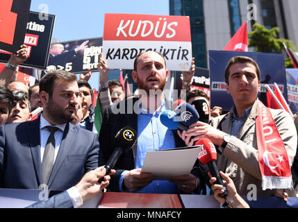 Istanbul, Türkei. 15 Mai, 2018. Ahmet Buyukgumus (C), Leiter der Jugend Zweig der regierende Partei für Gerechtigkeit und Entwicklung, heißt es in einer Pressemitteilung vor israelischen Konsulat in Istanbul, Türkei, am 15. Mai 2018. Proteste waren in einigen Teilen der Türkei am Dienstag über die Tötung von mindestens 61 Palästinenser durch israelische Streitkräfte organisiert während der massendemonstrationen einen Tag früher im Gazastreifen gegen die Eröffnung der US-Botschaft in Jerusalem statt. Credit: Er Canling/Xinhua/Alamy leben Nachrichten Stockfoto