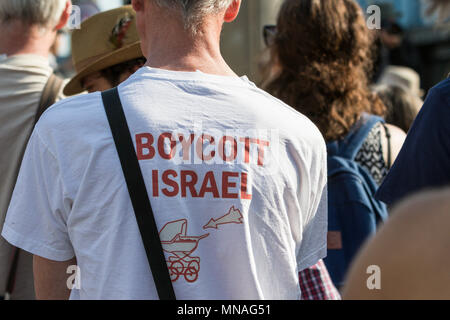 Bristol, UK. 15 Mai, 2018. Pro-Palestinian Demonstranten sind abgebildet, da sie sich auf die Vorträge vor einem Pro-Palestinian Protestzug durch Bristol hören. Der Demonstrationszug und Kundgebung statt, damit die Menschen ihre Unterstützung und Solidarität mit dem palästinensischen Volk zu zeigen, nach 70 Jahren der Nakba und über die jüngsten Aktionen Israels in Gaza zu protestieren Stockfoto