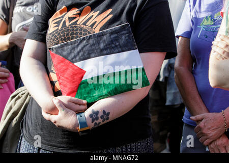 Bristol, UK. 15 Mai, 2018. Pro-Palestinian Anhänger abgebildet, da sie sich auf die Vorträge vor einem Pro-Palestinian Protestzug durch Bristol hören. Der Demonstrationszug und Kundgebung statt, damit die Menschen ihre Unterstützung und Solidarität mit dem palästinensischen Volk zu zeigen, nach 70 Jahren der Nakba und über die jüngsten Aktionen Israels in Gaza zu protestieren Stockfoto