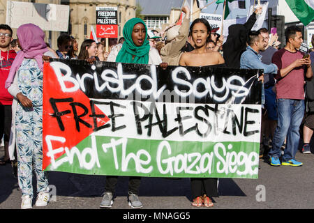 Bristol, UK. 15 Mai, 2018. Pro-Palestinian Demonstranten Plakate und schwenkten palästinensische Fahnen abgebildet, wie sie marschieren durch Bristol in einer Demonstration ihre Solidarität mit dem palästinensischen Volk zu zeigen. Der Demonstrationszug und Kundgebung statt, die es den Menschen ermöglichen, ihre Unterstützung und Solidarität mit dem palästinensischen Volk zu zeigen, nach 70 Jahren der Nakba und über die jüngsten Aktionen Israels in Gaza zu protestieren Stockfoto