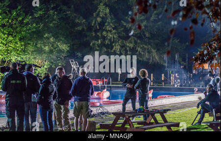 Marbury Park, Northwich, Cheshire. 15. Mai 2018. Dreharbeiten zu einem dramatischen Todesszene von Dirk Savage für TV-Soap Hollyoaks um einen Außenpool mit Marbury Park, Northwich, Cheshire, UK Credit: Ian Hubball/Alamy leben Nachrichten Stockfoto