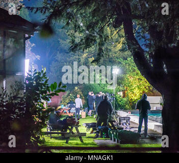 Marbury Park, Northwich, Cheshire. 15. Mai 2018. Dreharbeiten zu einem dramatischen Todesszene von Dirk Savage für TV-Soap Hollyoaks um einen Außenpool mit Marbury Park, Northwich, Cheshire, UK Credit: Ian Hubball/Alamy leben Nachrichten Stockfoto