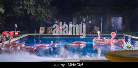 Marbury Park, Northwich, Cheshire. 15. Mai 2018. Dreharbeiten zu einem dramatischen Todesszene von Dirk Savage für TV-Soap Hollyoaks um einen Außenpool mit Marbury Park, Northwich, Cheshire, UK Credit: Ian Hubball/Alamy leben Nachrichten Stockfoto