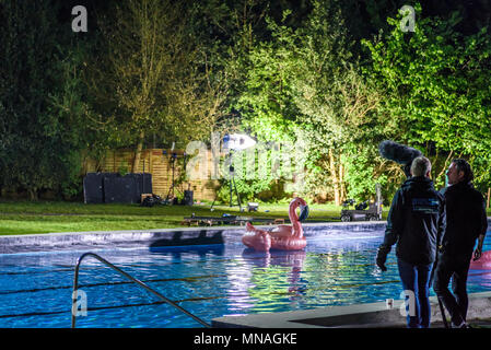 Marbury Park, Northwich, Cheshire. 15. Mai 2018. Dreharbeiten zu einem dramatischen Todesszene von Dirk Savage für TV-Soap Hollyoaks um einen Außenpool mit Marbury Park, Northwich, Cheshire, UK Credit: Ian Hubball/Alamy leben Nachrichten Stockfoto