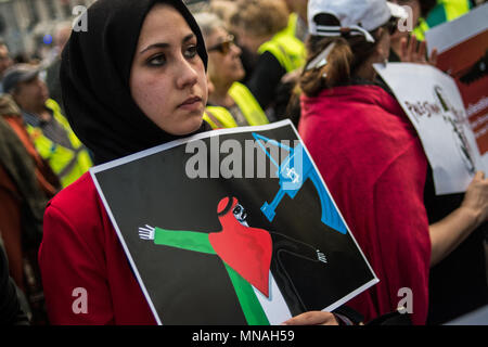 Madrid, Spanien. 15 Mai, 2018. Eine Frau mit einem Plakat protestieren gegen die letzten Todesfälle in den Gazastreifen zeitgleich mit der Nakba Tag. Die Palästinenser haben Solidarität der Tag zeigte nach der israelischen Armee Dutzende Palästinenser im Gazastreifen für die neue US-Botschaft in Jerusalem protestieren getötet. Madrid, Spanien. Credit: Marcos del Mazo/Alamy leben Nachrichten Stockfoto