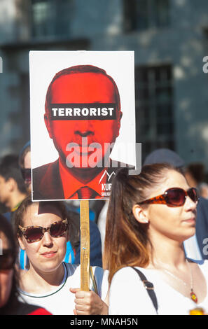 London, Downing Street, Vereinigtes Königreich. 15. Mai 2018. Anti-Erdogan Demonstrant außerhalb der Downing Street als türkischen Präsidenten Recep Tayyip Erdogan den Ministerpräsidenten erfüllt. Michael Tubi/Alamy leben Nachrichten Stockfoto