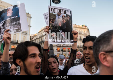 Madrid, Spanien. 15 Mai, 2018. Menschen protestieren gegen die letzten Todesfälle in den Gazastreifen zeitgleich mit der Nakba Tag. Die Palästinenser haben Solidarität der Tag zeigte nach der israelischen Armee Dutzende Palästinenser im Gazastreifen für die neue US-Botschaft in Jerusalem protestieren getötet. Madrid, Spanien. Credit: Marcos del Mazo/Alamy leben Nachrichten Stockfoto