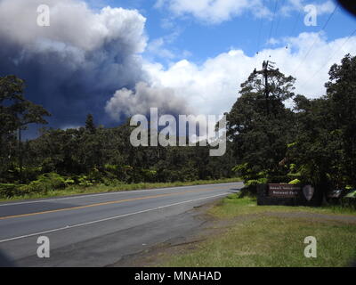 Kilauea, Hawaii. 15. Mai 2018. Aschewolke aus dem Vulkan Kilauea Hawaii Heute (05/15/2018 HST) oder 09/14/2018 Credit: Vulkan Resident/Alamy leben Nachrichten Stockfoto