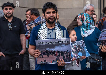 Barcelona, Katalonien, Spanien. 15 Mai, 2018. Eine Demonstrantin wird gesehen, mit einer pro-palästinensischen Poster. Hunderte von Menschen versammelt haben, der Tag der Nakba' 'Katastrophe'' oder dem Anfang des Exodus zu gedenken. Im Schatten der jüngsten Völkermord der israelischen Armee im Gazastreifen, die Demonstranten haben auch den Boykott und die Beschlagnahme von militärischem Material zu Israel gefordert. Credit: Paco Freire/SOPA Images/ZUMA Draht/Alamy leben Nachrichten Stockfoto