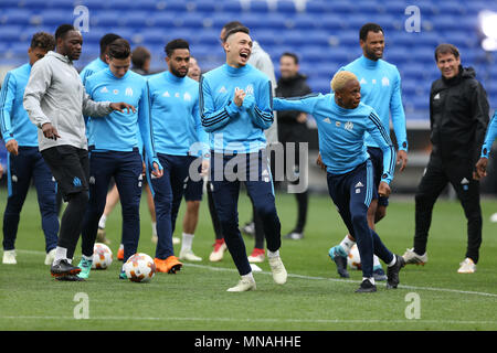 Groupama Stadion. 15 Mai, 2018. Lyon, Frankreich; Europa League Finale training, Atletico Madrid gegen Marseille, Olympique de Marseille Zug; Lucas Ocampos und Clinton Njie viel Spaß während der Ausbildung Quelle: Aktion plus Sport/Alamy leben Nachrichten Stockfoto