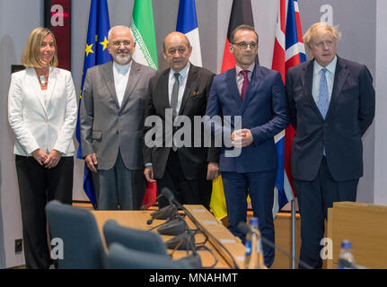 (180515) - Brüssel, 15. Mai 2018 (Xinhua) - die Hohe Vertreterin der Europäischen Union für Außen- und Sicherheitspolitik Federica Mogherini, Außenminister des Iran, Mohammad Javad Zarif, Außenminister von Frankreich Jean-Yves Le Drian, Außenminister von Deutschland Heiko Maas und Außenminister von Großbritannien Boris Johnson (von L nach R) ein Treffen auf EU-Sitz in Brüssel, Belgien, 15. Mai 2018 teilnehmen. Europäische Diplomaten am Dienstag vereinbarten durch das Wahrzeichen der Iran nuclear Deal trotz Entscheidung US-Präsident Donald Trump in der vergangenen Woche zum Rücktritt zu folgen, Federica Mogherini sagte r Stockfoto