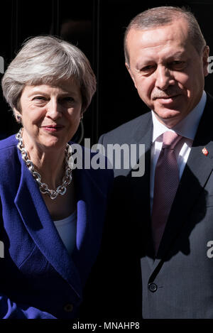 London, Großbritannien. 15 Mai, 2018. Der britische Premierminister Theresa May (L) grüsst türkischen Präsidenten Recep Tayyip Erdogan vor ihrem Treffen in der Downing Street 10 in London, Großbritannien, 15. Mai 2018. Credit: Ray Tang/Xinhua/Alamy leben Nachrichten Stockfoto