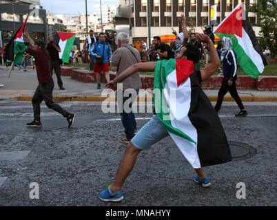 Athen, Griechenland. 15 Mai, 2018. Palästinensische Demonstranten nehmen Sie teil an einer Demonstration Solidarität mit dem palästinensischen Volk nach dem Tod von palästinensischen Demonstranten im Gazastreifen zum Ausdruck zu bringen, die ausserhalb der Israelischen Botschaft in Athen, Griechenland, 15. Mai 2018. Credit: Marios Lolos/Xinhua/Alamy leben Nachrichten Stockfoto