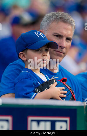 Kansas City, MO, USA. 15 Mai, 2018. Fans sehen das Spiel zwischen den Kansas City Royals und die Tampa Bay Rays am Kauffman Stadium in Kansas City, MO. Kyle Rivas/Cal Sport Media/Alamy leben Nachrichten Stockfoto