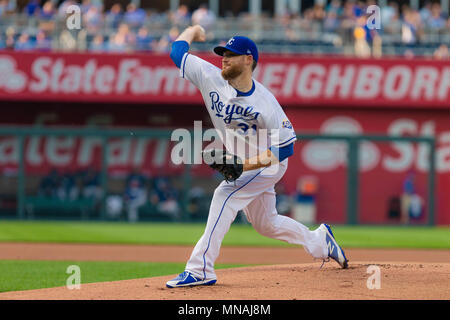 Kansas City, MO, USA. 15 Mai, 2018. Ian Kennedy #31 der Kansas City Royals Plätze gegen die Tampa Bay Rays während des Spiels am Kauffman Stadium in Kansas City, MO. Kyle Rivas/Cal Sport Media/Alamy leben Nachrichten Stockfoto