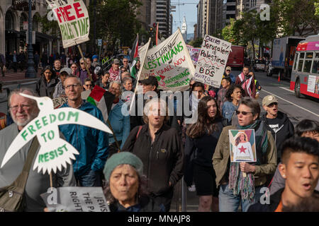 Demonstranten März gegen die Tötung von 60 Palästinenser durch israelische Feuer in Gaza in den Straßen von San Francisco, CA, 15. Mai 2018. 15 Mai, 2018. Foto von Ken Cedeño Credit: Ken Cedeño/ZUMA Draht/Alamy leben Nachrichten Stockfoto