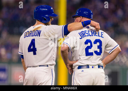 Kansas City, MO, USA. 15 Mai, 2018. Alex Gordon #4 und Mike Jirschele #23 der Kansas City Royals unterhalten während des Spiels am Kauffman Stadium in Kansas City, MO. Kyle Rivas/Cal Sport Media/Alamy leben Nachrichten Stockfoto