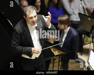 Prag, Tschechische Republik. 15 Mai, 2018. Italienische Dirigent Daniele Gatti dirigiert Konzert des Royal Concertgebouw Orchestra Amsterdam während der 73. Internationalen Musikfestival Prager Frühling in Prag, Tschechische Republik, am 15. Mai 2018. Quelle: Michaela Říhová/CTK Photo/Alamy leben Nachrichten Stockfoto