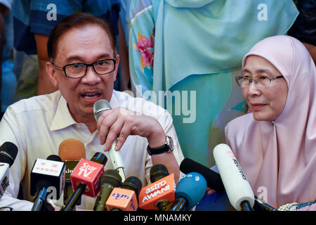 Kuala Lumpur, Malaysia, am 16. Mai 2018. 12. Dem stellvertretenden Premierminister von Malaysia, Wan Azizah Wan Ismail (R) und ihr Ehemann, Opposition Symbol Anwar Ibrahim (C), (70), Leiter der Gerechtigkeit (PKR), spricht mit den Medien während einer Pressekonferenz in seinem Haus in Kuala Lumpur, Malaysia, am 16. Mai 2018. Quelle: Chris Jung/Alamy leben Nachrichten Stockfoto