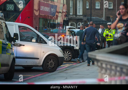 London, Großbritannien. 15. Mai 2018. Nach Angaben von Reportern auf der Straße, die Polizei aufdecken würden nach einem Drogendealer, der in der roten Toyota uber Auto, aber nachdem das Auto wurde von unmarkierte Fahrzeuge der Polizei umrahmt war, sprang er aus dem Auto und rannte weg von der Szene. Nur für die BMW unmarked Police Car, die versuchen, ihn an der Flucht zu blockieren, endete er über laufende und klopfen ihn nach unten in den Keller von Wohneinheiten. 15. Mai 2018. Michael Tubi/Alamy leben Nachrichten Stockfoto