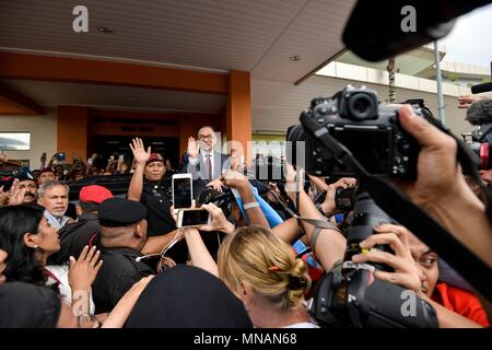 Kuala Lumpur, Malaysia. 16 Mai, 2018. Anwar Ibrahim (C), dem ehemaligen stellvertretenden Premierminister von Malaysia, die sich für ein Sodomie Urteil gefangengesetzt wurde, Wellen, wie er geht aus einer Behausung center in Kuala Lumpur, Malaysia, 16. Mai 2018. Anwar Ibrahim wurde am Mittwoch nach der Begnadigung freigegeben. Credit: Chong Voon Chung/Xinhua/Alamy leben Nachrichten Stockfoto