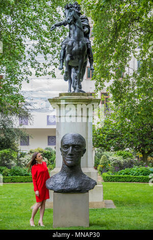 London, Großbritannien. 16. Mai 2018. Dame Elisabeth Frink, In Memorium III, 1983, Schätzpreis: £ 200,000-300,000 - Christie's wird von culpture im Quadrat' einen Outdoor Sculpture Garden innerhalb von St James's Square, London, mit Blick auf die Öffentlichkeit vom 17. Mai bis 20. Juni 2018. Credit: Guy Bell/Alamy leben Nachrichten Stockfoto