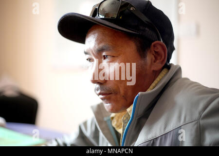 23 März 2018, Nepal, Kathmandu: Der 47-jährige Bergführer Kami Rita Sherpa sitzt in einem Büro. Foto: Deepak Adhikari/-/dpa Stockfoto