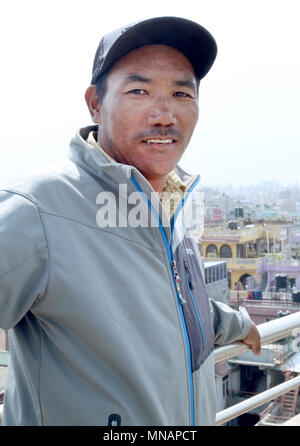 23 März 2018, Nepal, Kathmandu: Der 47-jährige Bergführer Kami Rita Sherpa stehen auf der Terrasse des Hauses. Foto: Deepak Adhikari/-/dpa Stockfoto